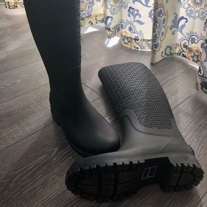 Tommy Hilfiger rain boot, excellent condition